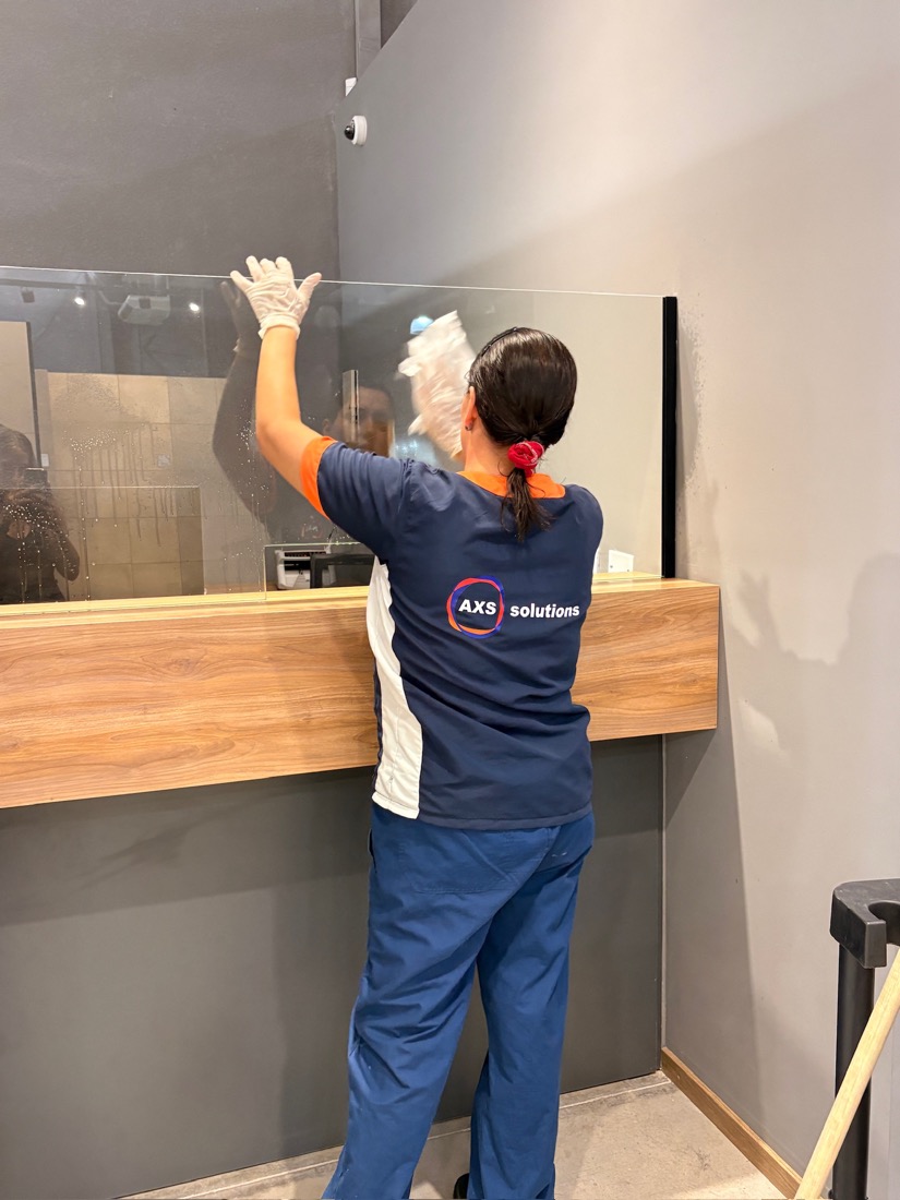 Personal de AXS Solutions limpiando mostrador de recepción